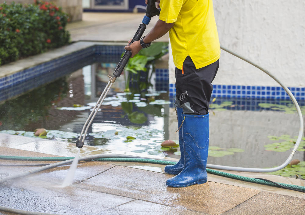 outdoor-floor-cleaning-with-high-pressure-water-jet
